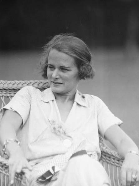 Sexton, Mrs., seated outdoors, 1932 July 10. Creator: Arnold Genthe.