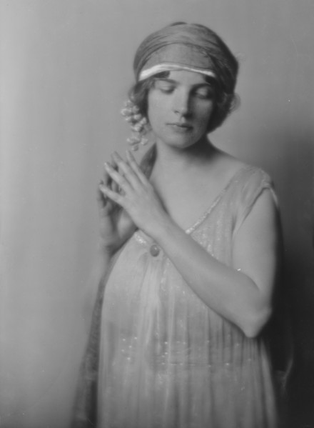Allan, Maud, Miss, portrait photograph, 1916 Nov. 23. Creator: Arnold Genthe.