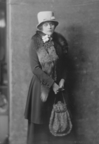 Bara, Theda, Miss, portrait photograph, 1916 Nov. 11. Creator: Arnold Genthe.