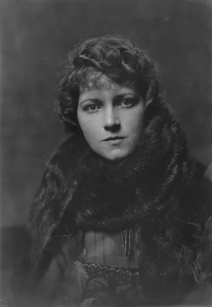 Bay, J.H., Mrs., portrait photograph, 1917 Sept. 8. Creator: Arnold Genthe.