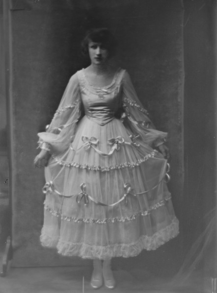 Beach, Mrs., portrait photograph, (1915 Dec. or 1916 Jan.?). Creator: Arnold Genthe.
