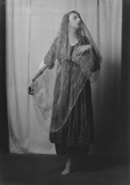 Castle, Miss, portrait photograph, 1917 Oct. 2. Creator: Arnold Genthe.