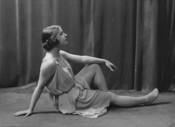 Cavaugh, Lucile, Miss, portrait photograph, 1917 May 10. Creator: Arnold Genthe.