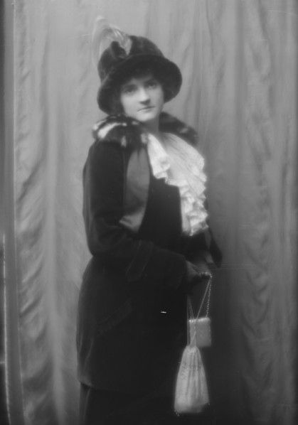 Cuthbert, Mrs. (Mrs. Wentworth), portrait photograph, 1912 Nov. 16. Creator: Arnold Genthe.