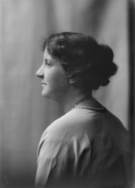 Davies, W.W., Mrs., portrait photograph, 1917 Oct. 21. Creator: Arnold Genthe.