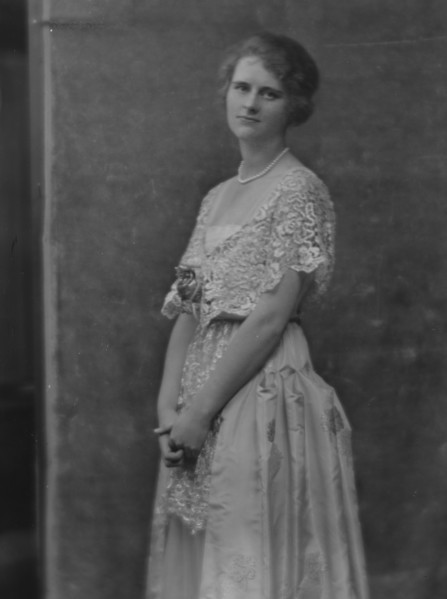 Draper, Helen, Miss, portrait photograph, 1916. Creator: Arnold Genthe.