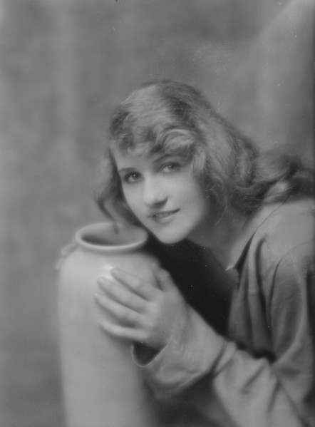 Evans, Laura, Miss, portrait photograph, 1915 July 7. Creator: Arnold Genthe.