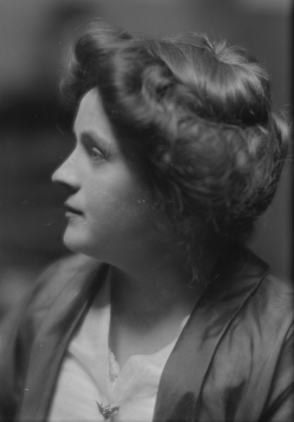 Genss, Freda, Miss, portrait photograph, 1914. Creator: Arnold Genthe.