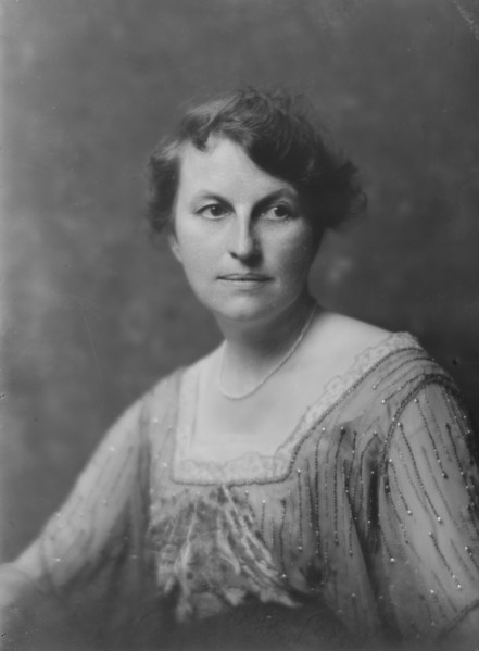 Hamlin, G.W., Mrs., portrait photograph, 1917 Aug. 17. Creator: Arnold Genthe.