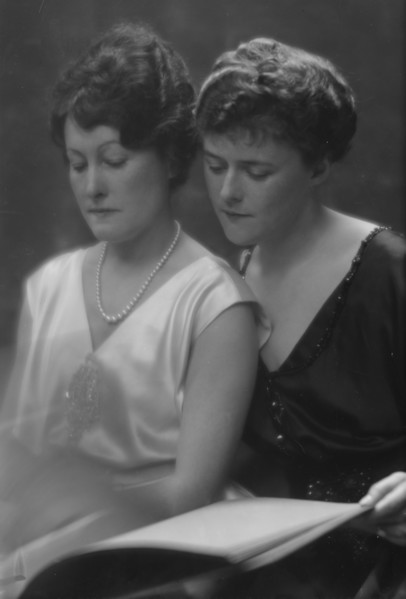 Higgins, Mrs., and Mrs. Sherwood Aldrich, portrait photograph, 1914. Creator: Arnold Genthe.