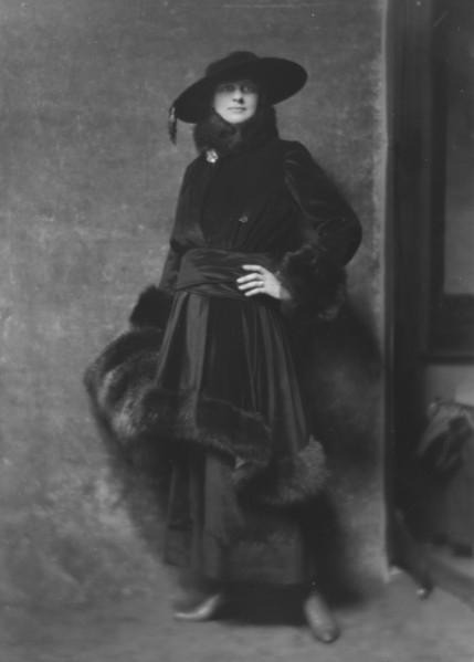 Hill, Ira, Mrs., portrait photograph, 1916 Mar. 13. Creator: Arnold Genthe.