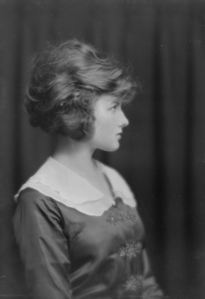 Huber, J.C., Mrs., portrait photograph, 1916 May 8. Creator: Arnold Genthe.
