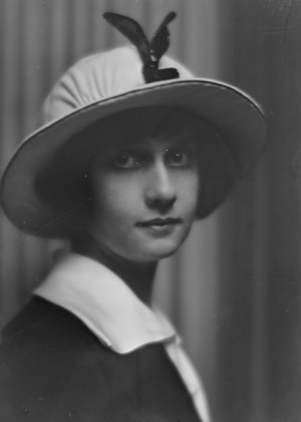 Ives, Charlotte, portrait photograph, 1913. Creator: Arnold Genthe.