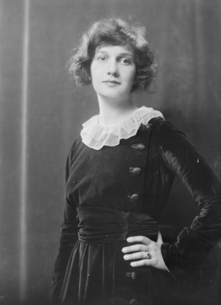 Ives, Charlotte, portrait photograph, ca. 1913. Creator: Arnold Genthe.