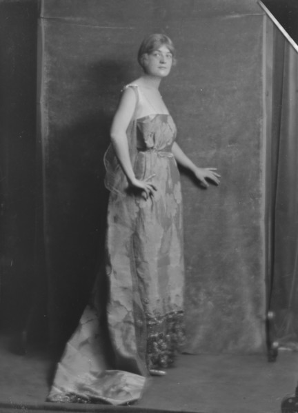 Martin, Miss, portrait photograph, 1916. Creator: Arnold Genthe.