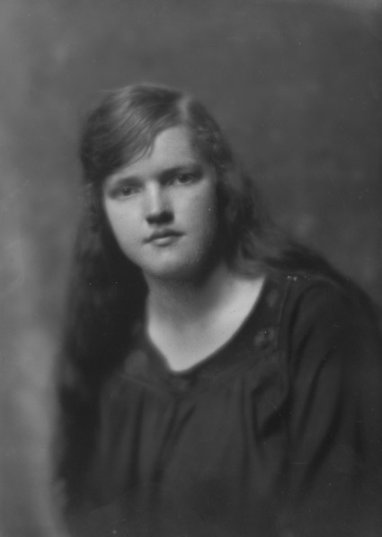 McMahon, Miss, portrait photograph, 1917 June 11. Creator: Arnold Genthe.