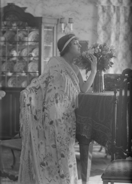Namara-Toye, Mme., portrait photograph, 1912. Creator: Arnold Genthe.