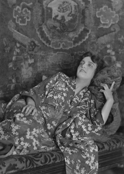 Namara-Toye, Mme., portrait photograph, 1912. Creator: Arnold Genthe.