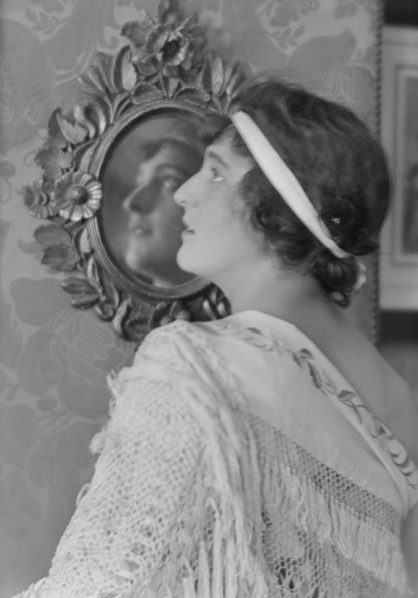 Namara-Toye, Mme., portrait photograph, 1912. Creator: Arnold Genthe.
