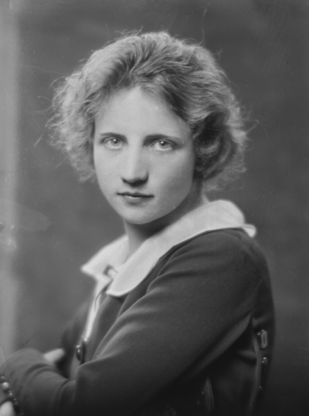 Sterling, Pauline, Miss, portrait photograph, 1913. Creator: Arnold Genthe.