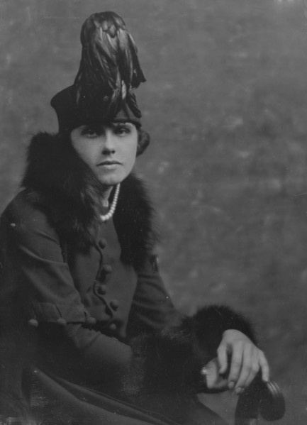 Sykes, Gladys, Miss, portrait photograph, 1916. Creator: Arnold Genthe.