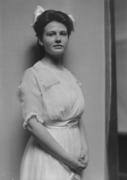 Urchs, Outonita, Miss, portrait photograph, 1913. Creator: Arnold Genthe.