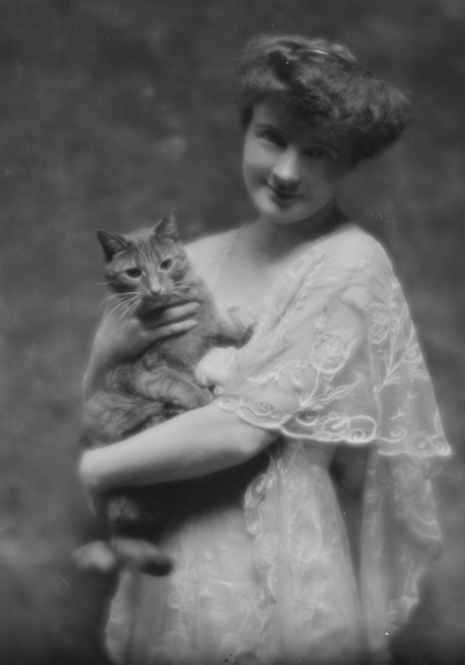 King, G., Miss, with Buzzer the cat, portrait photograph, 1914 May 12. Creator: Arnold Genthe.