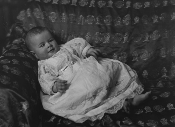 Rosen, Walter T., Mrs., baby of, portrait photograph, 1915. Creator: Arnold Genthe.