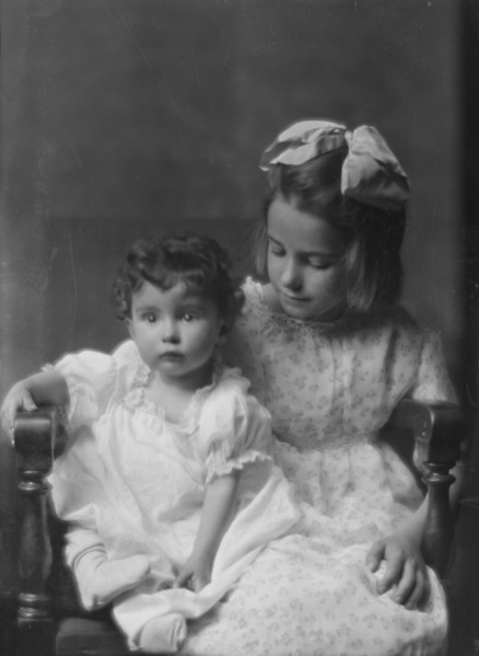 Silvester, Mrs., children of, portrait photograph, between 1914 and 1917. Creator: Arnold Genthe.