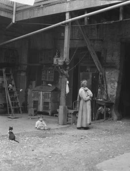 Italian courtyard, New Orleans, between 1920 and 1926. Creator: Arnold Genthe.