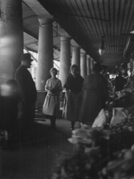 Market scene, New Orleans, between 1920 and 1926. Creator: Arnold Genthe.