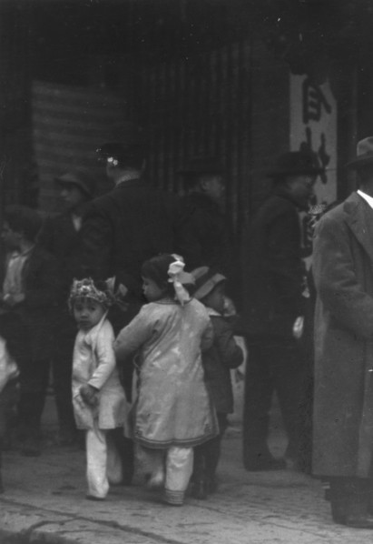 Apricot Spring Orchard drugstore, Chinatown, San Francisco, between 1896 and 1906. Creator: Arnold Genthe.
