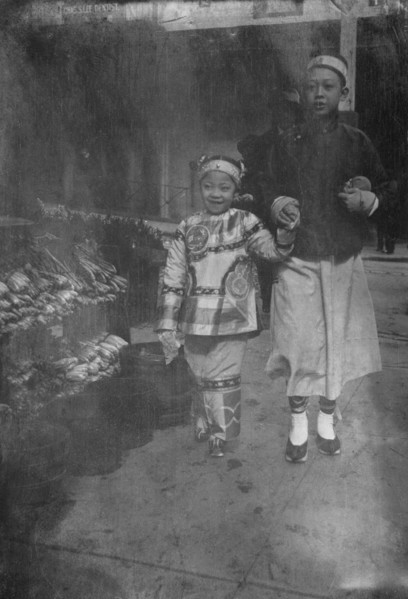 Buying New Year's gifts, Chinatown, San Francisco, between 1896 and 1906. Creator: Arnold Genthe.