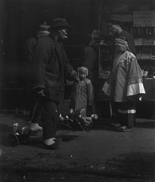 The toy peddler, Chinatown, San Francisco, between 1896 and 1906. Creator: Arnold Genthe.