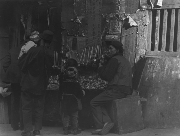 Toy merchants, Chinatown, San Francisco, between 1896 and 1906. Creator: Arnold Genthe.