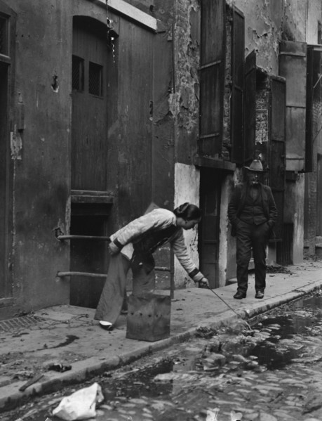 Street scene, Chinatown, San Francisco, between 1896 and 1906. Creator: Arnold Genthe.