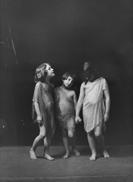Florence Noyes dancers, between 1915 and 1918. Creator: Arnold Genthe.