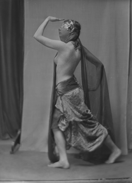 Illingsworth, Miss, portrait photograph, 1917 June 26. Creator: Arnold Genthe.