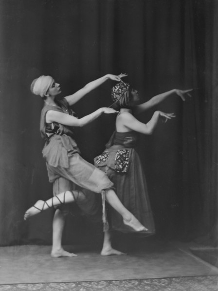 Maitland, Miss, and Miss Knight, 1915 July 9. Creator: Arnold Genthe.