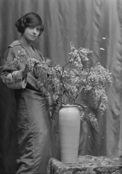 Wanger, Beatrice, Miss, portrait photograph, between 1912 and 1915. Creator: Arnold Genthe.