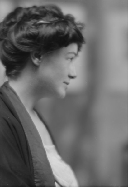 Loomis, Estelle, Miss (Mrs. Gelett Burgess), portrait photograph, 1914 June 15. Creator: Arnold Genthe.