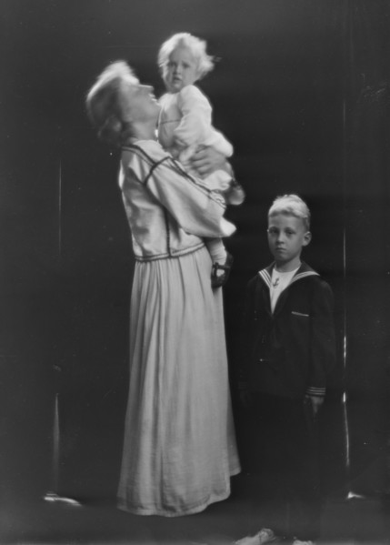 Duncan, Augustin, Mrs., and children, portrait photograph, between 1915 and 1921. Creator: Arnold Genthe.