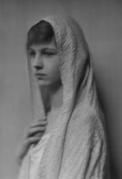 Isadora Duncan dancer, portrait photograph, between 1915 and 1923. Creator: Arnold Genthe.