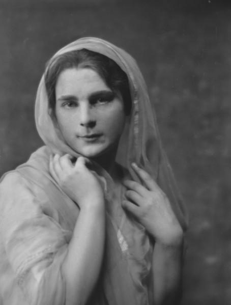 Isadora Duncan dancer, portrait photograph, between 1915 and 1923. Creator: Arnold Genthe.