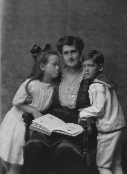Esberg, A., Mrs., and children, portrait photograph, 1915 Feb. 10. Creator: Arnold Genthe.