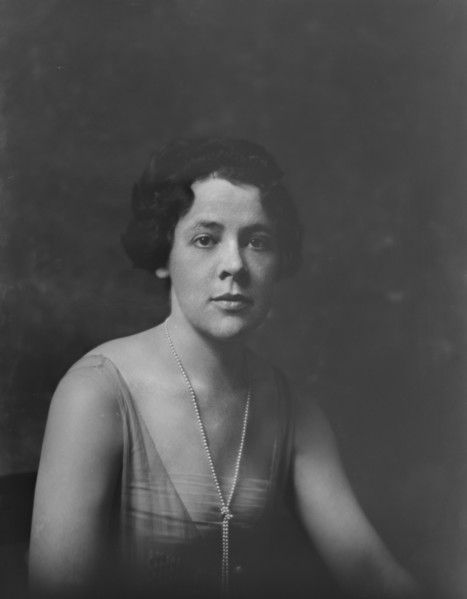 Miss S. Dowman, portrait photograph, 1918 Oct. 30. Creator: Arnold Genthe.