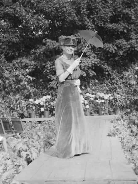 Fashion show, East Hampton, Long Island, between 1933 and 1942. Creator: Arnold Genthe.