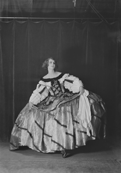 Miss Lindahl, portrait photograph, 1918 Oct. 1. Creator: Arnold Genthe.