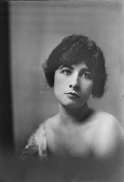 Miss Lindsay Herald, portrait photograph, 1919 Oct. 4. Creator: Arnold Genthe.