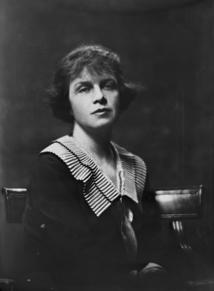 Mrs. T.A.D. Percival, (Von Schlegell), portrait photograph, 1919 Oct. 20. Creator: Arnold Genthe.